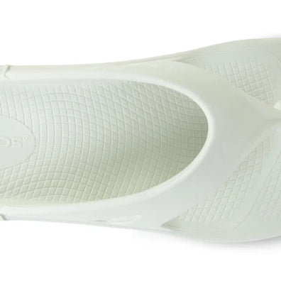 OOriginal - Unisex by Oofos in white, lightweight slides with OOfoam recovery technology for comfort and post-running recovery