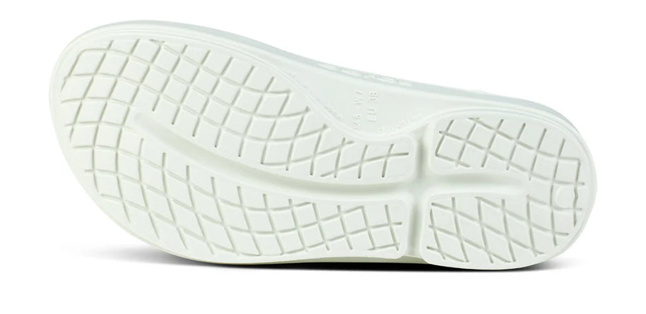 OOriginal - Unisex by Oofos in white with OOfoam recovery technology, lightweight slides ideal for post-running comfort and recovery