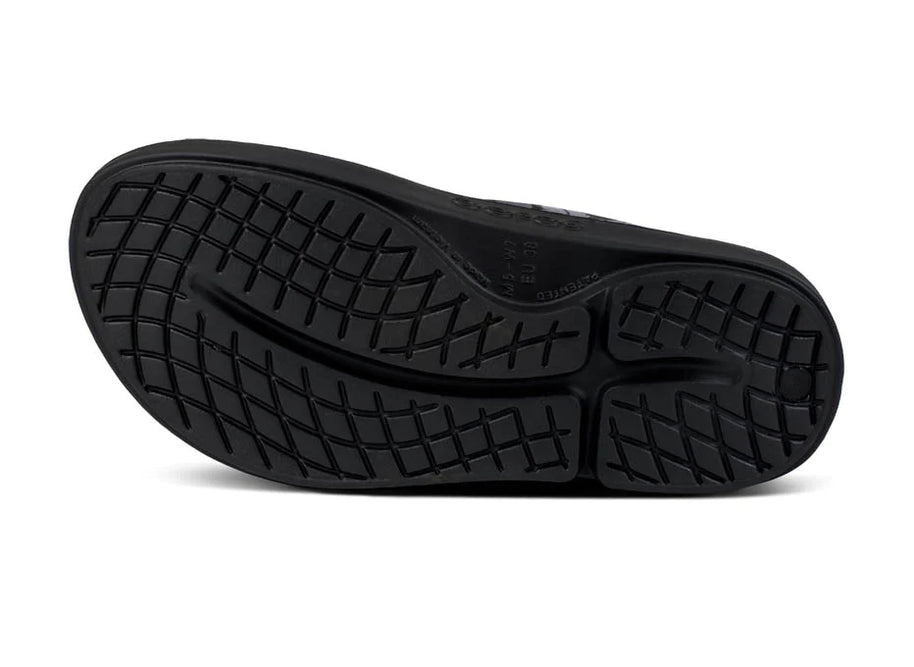 OOahh - Unisex by Oofos in black with OOfoam sole for superior impact absorption and support, ideal for recovery and casual wear