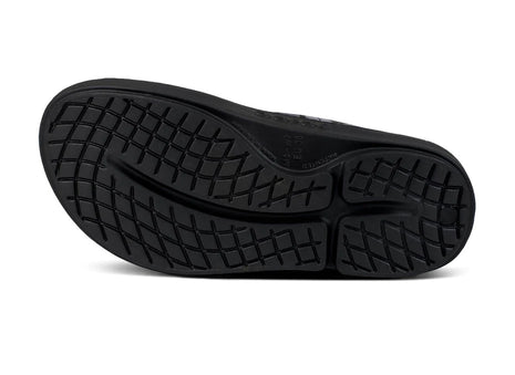 OOahh - Unisex by Oofos in black with OOfoam sole for superior impact absorption and support, ideal for recovery and casual wear