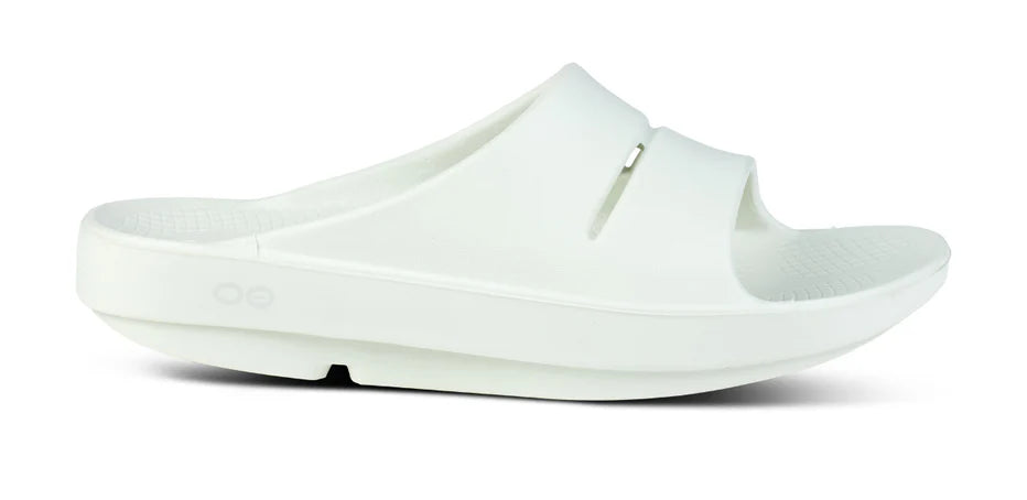 OOahh - Unisex by Oofos in white with agile OOfoam strap for impact absorption and comfort, ideal for recovery and casual wear