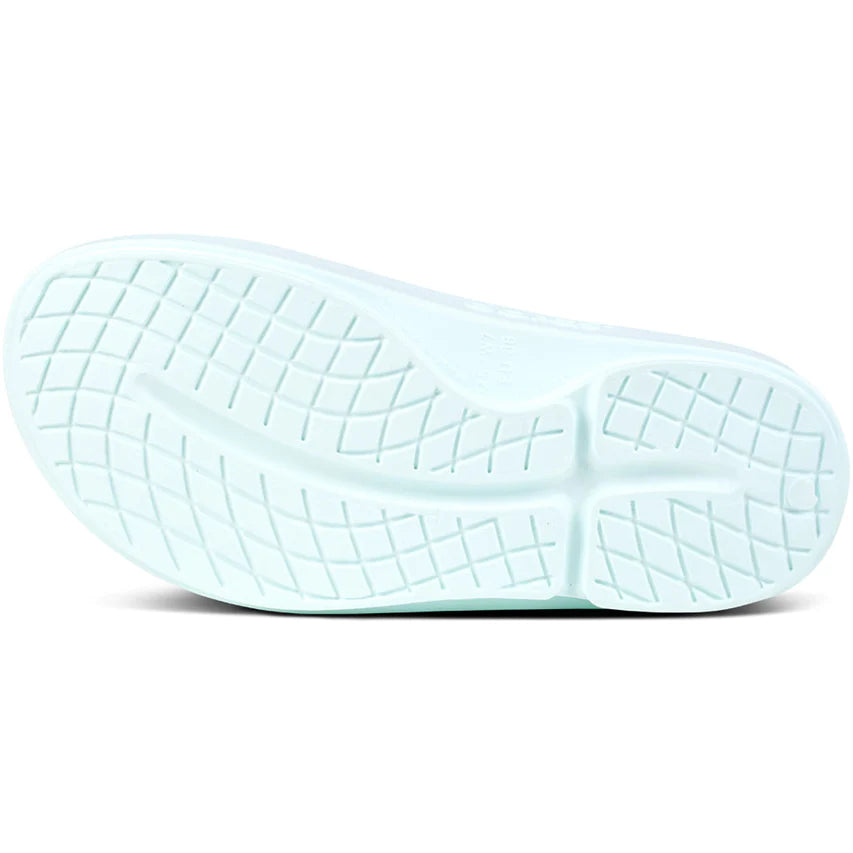 OOahh - Unisex by Oofos in light blue with OOfoam sole for impact absorption and comfort, ideal for recovery and casual wear