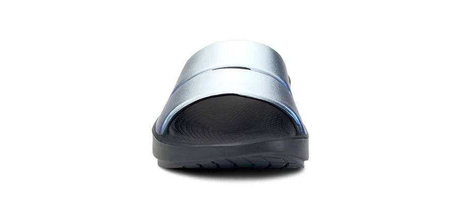 OOahh Luxe - Women by Oofos in silver and black with agile OOfoam strap for comfort and support, ideal for casual wear and recovery use