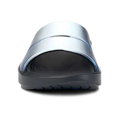 OOahh Luxe - Women by Oofos in silver and black with agile OOfoam strap for comfort and support, ideal for casual wear and recovery use