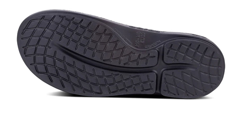 OOcloog - Unisex by Oofos in black outsole with OOfoam impact absorption and patented footbed for all-day comfort and stress relief