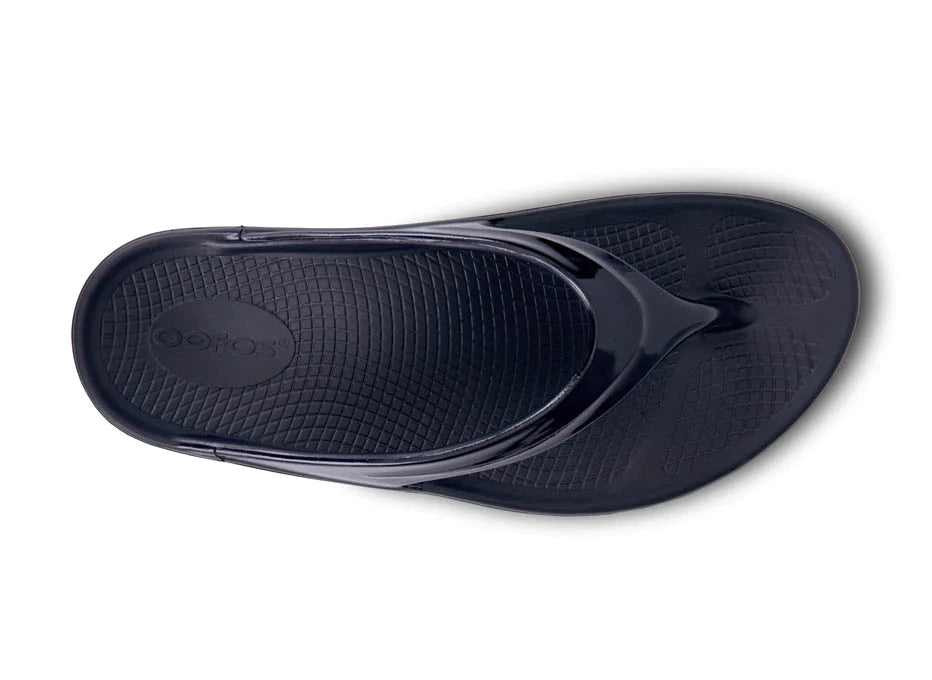 Oomega Oolala - Women by Oofos in black with OOfoam technology and patented footbed for active recovery and all-day comfort