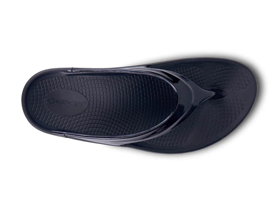 Oomega Oolala - Women by Oofos in black with OOfoam technology and patented footbed for active recovery and all-day comfort