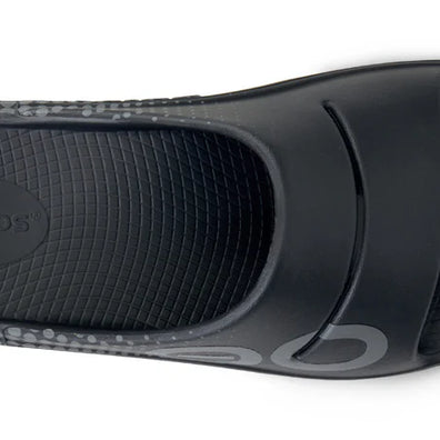 OOahh Sport - Unisex by Oofos in black with agile OOfoam strap, absorbing 37% impact, designed for comfort and recovery use