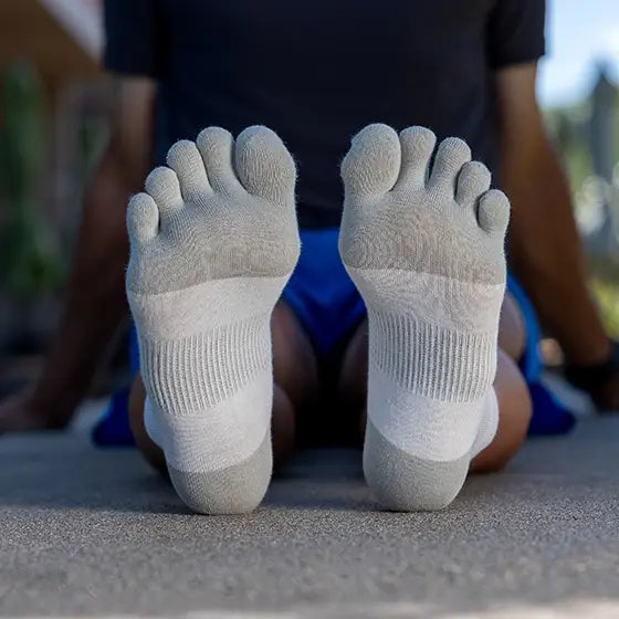 Injinji Run Lightweight No-Show - Unisex grey five-toe socks designed for blister-free running on various surfaces, ideal for runners