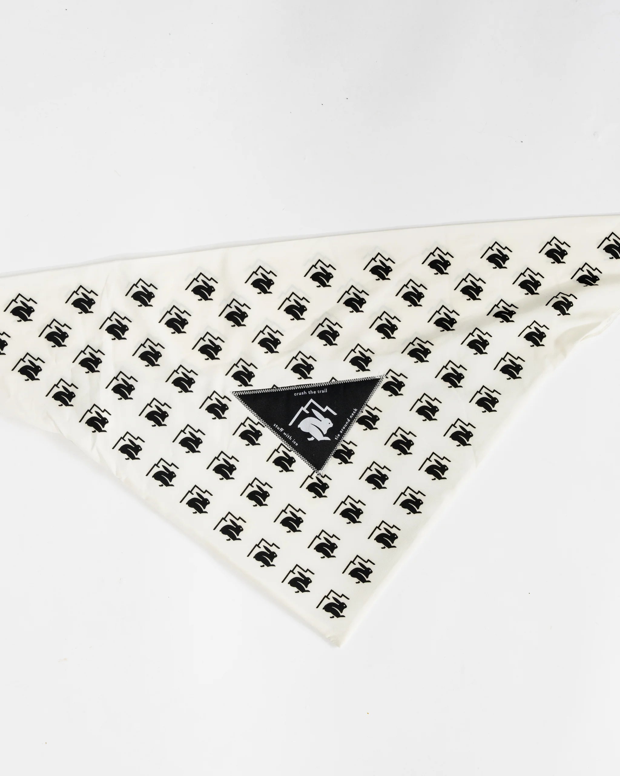 Ice RAD-Dana by Rabbit in white with black logo, triangle bandana with ice pocket made of recycled polyester and spandex for cooling during running