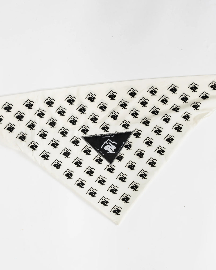 Ice RAD-Dana by Rabbit in white with black logo, triangle bandana with ice pocket made of recycled polyester and spandex for cooling during running