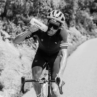 Drink Mix 320 Caf 100 by Maurten in white bottle, caffeine and hydration mix designed for endurance running and athletic performance
