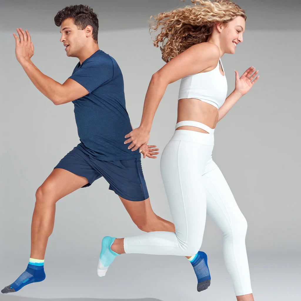 Elite Light Cushion Quarter by Feetures in blue and turquoise, lightweight anatomical running socks for men and women ideal for long-distance running