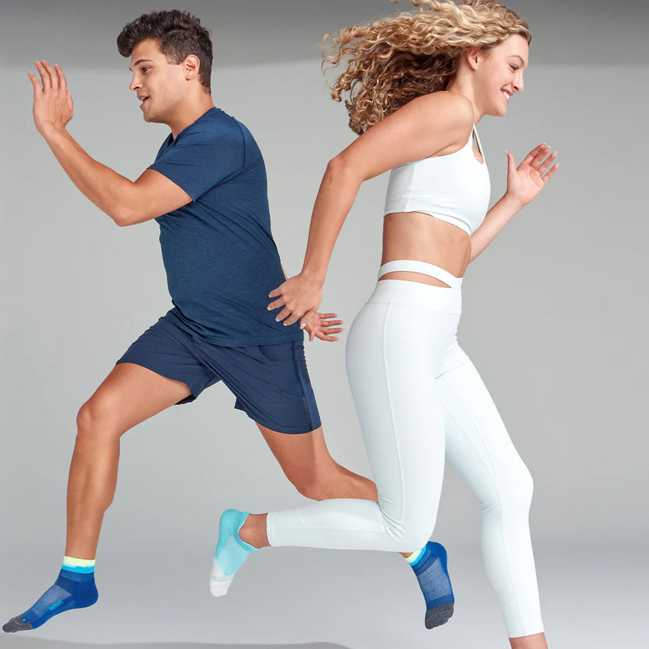 Elite Light Cushion Quarter by Feetures in blue and turquoise, lightweight anatomical running socks for men and women ideal for long-distance running