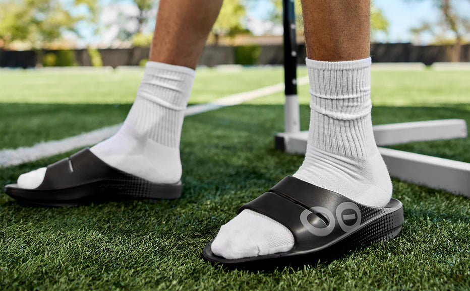OOahh Sport - Unisex by Oofos in black with agile OOfoam strap for support and comfort, ideal for recovery and casual wear