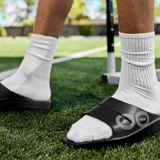 OOahh Sport - Unisex by Oofos in black with agile OOfoam strap for support and comfort, ideal for recovery and casual wear