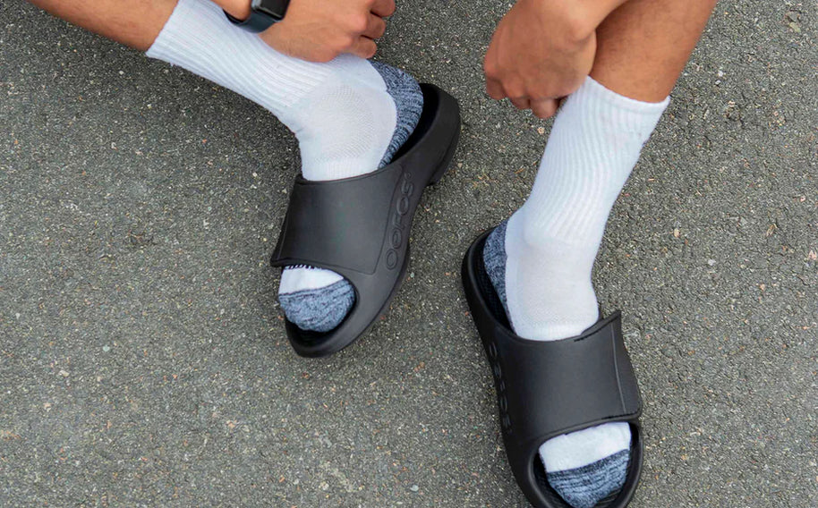 OOahh Sport Flex - Unisex by Oofos in black with adjustable OOfoam™ strap for support and comfort, ideal for recovery and casual wear