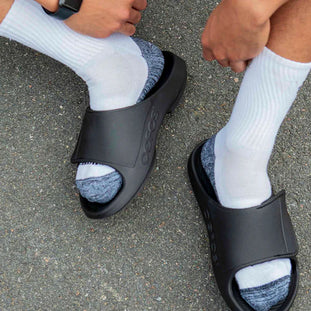 OOahh Sport Flex - Unisex by Oofos in black with adjustable OOfoam™ strap for support and comfort, ideal for recovery and casual wear