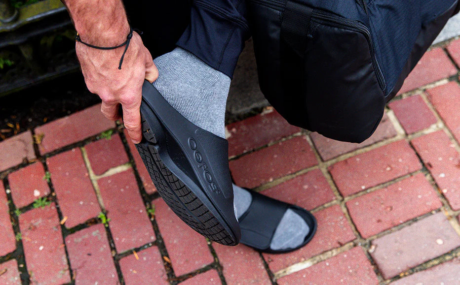 OOahh Sport Flex - Unisex by Oofos in black with adjustable OOfoam™ strap for support and comfort, ideal for casual outdoor wear