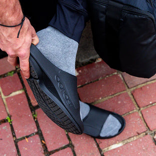 OOahh Sport Flex - Unisex by Oofos in black with adjustable OOfoam™ strap for support and comfort, ideal for casual outdoor wear