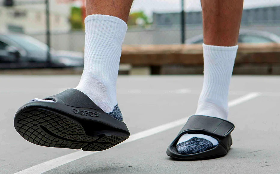 OOahh Sport Flex - Unisex by Oofos in black with OOfoam™ strap for support and comfort, ideal for recovery and casual wear