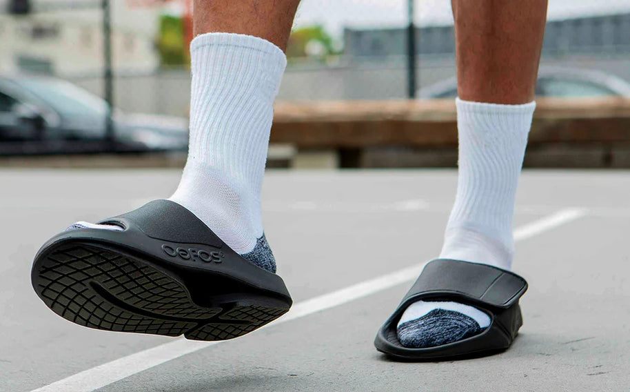 OOahh Sport Flex - Unisex by Oofos in black with OOfoam™ strap for support and comfort, ideal for recovery and casual wear