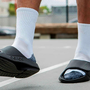 OOahh Sport Flex - Unisex by Oofos in black with OOfoam™ strap for support and comfort, ideal for recovery and casual wear