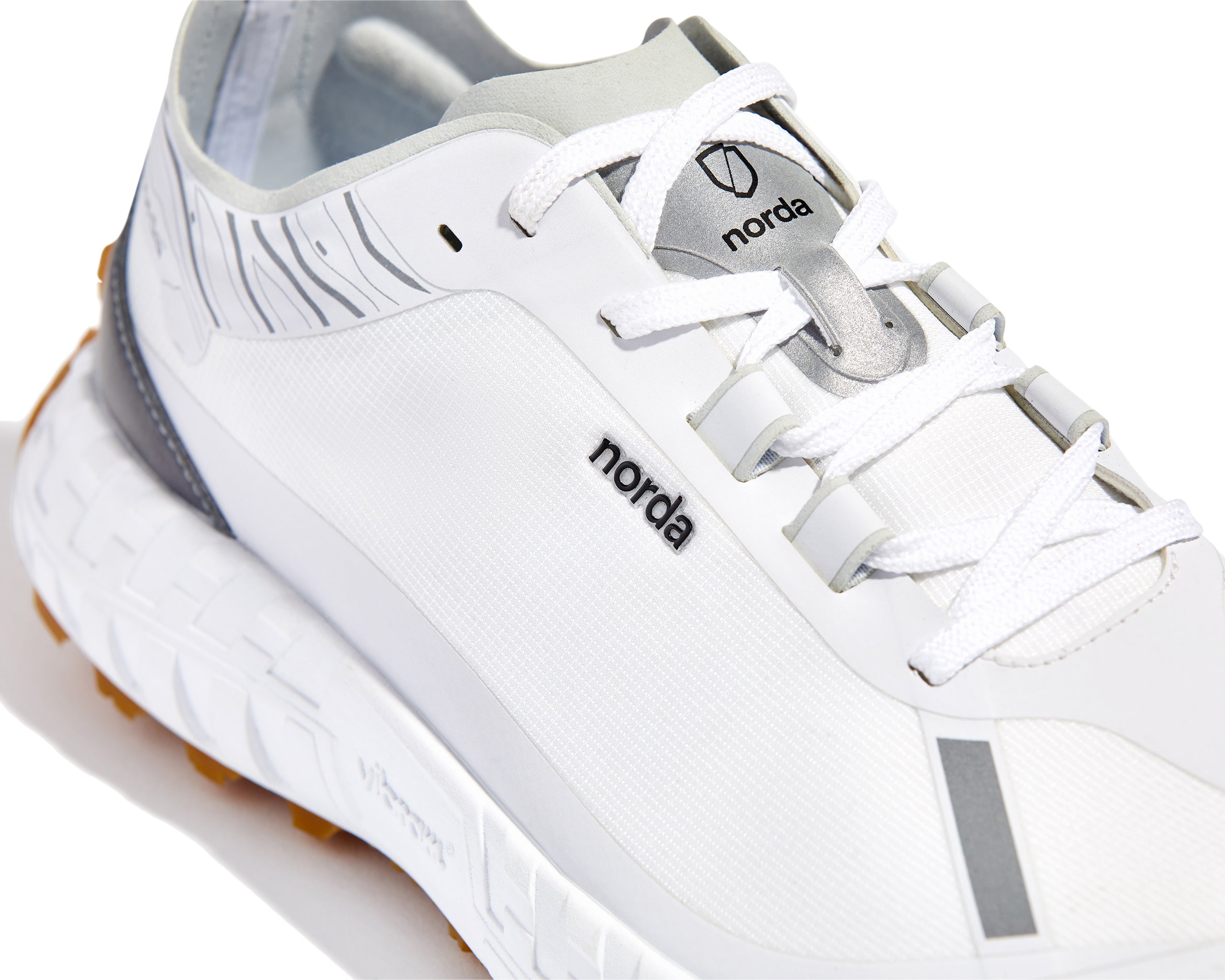 001 Core - Women by Norda in white and grey with seamless Bio-Dyneema upper and Vibram sole, lightweight for trail running and outdoor use