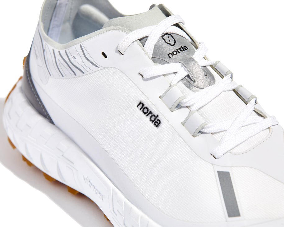001 Core - Women by Norda in white and grey with seamless Bio-Dyneema upper and Vibram sole, lightweight for trail running and outdoor use