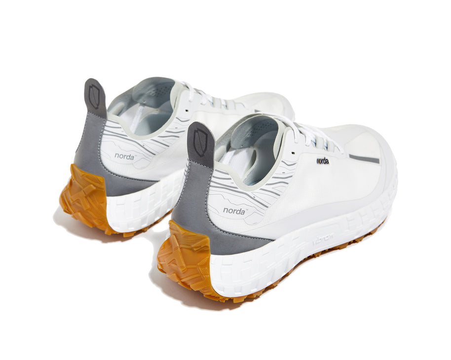 001 Core - Women by Norda in white and grey with Bio-Dyneema upper and Vibram soleplate, lightweight trail running shoe for outdoor use