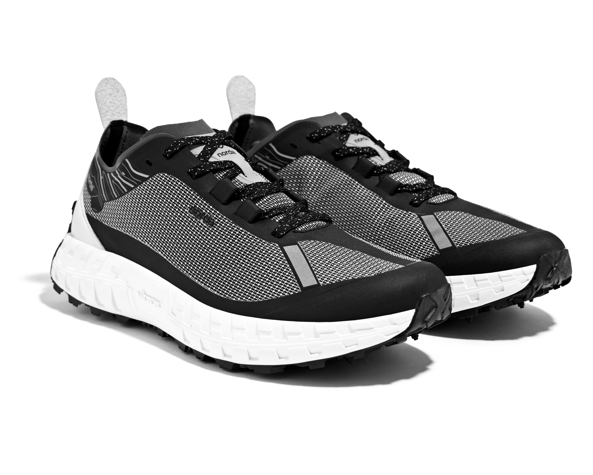 001 Core - Women by Norda in black and white with Bio-Dyneema upper and Vibram sole, lightweight trail running shoe for outdoor use
