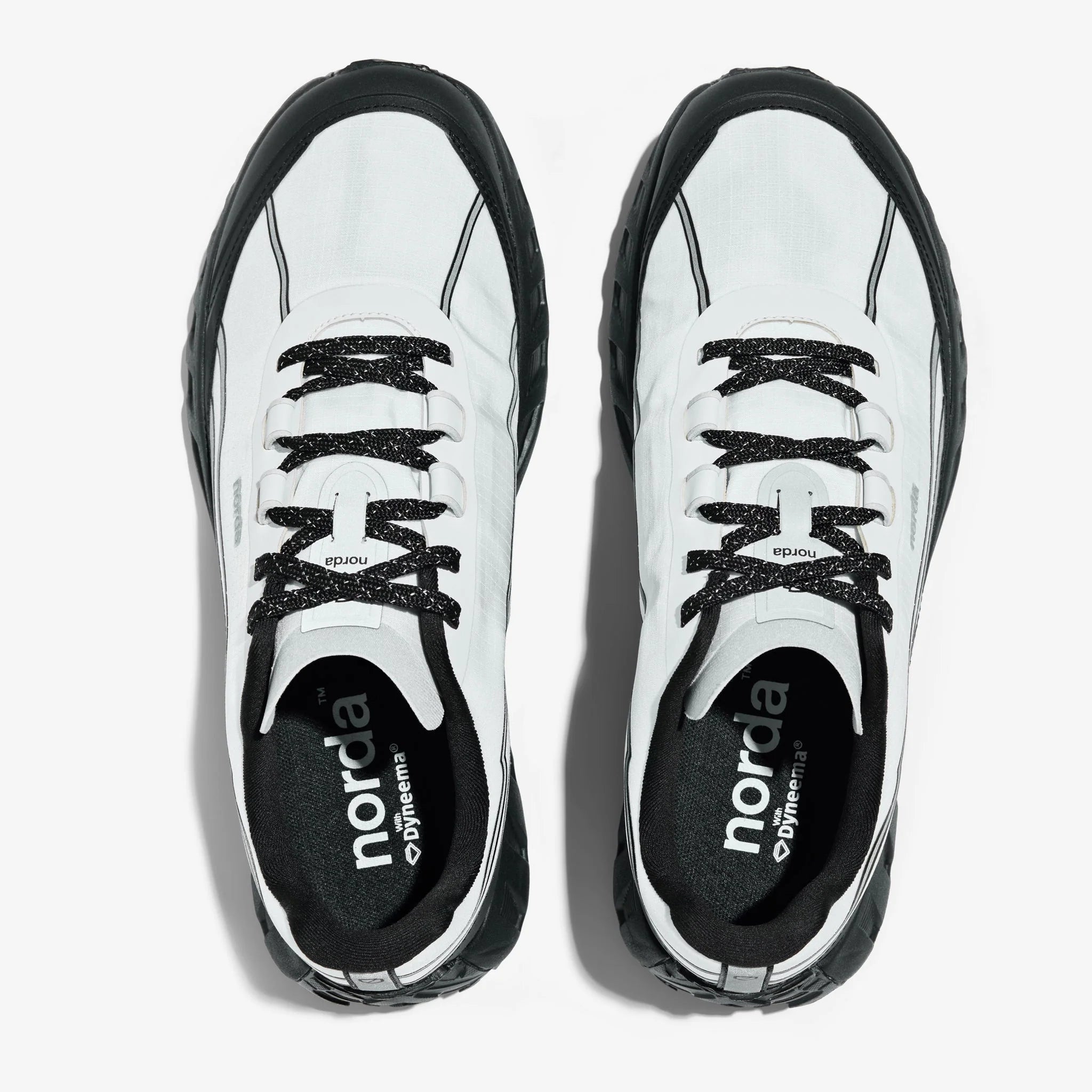 002 Core - Women by Norda in white and black, responsive trail running shoe with bio-based Dyneema® for technical terrain and ground feel
