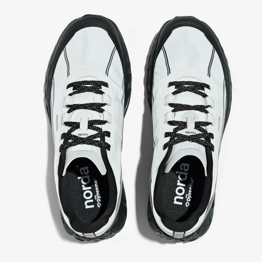 002 Core - Women by Norda in white and black, responsive trail running shoe with bio-based Dyneema® for technical terrain and ground feel