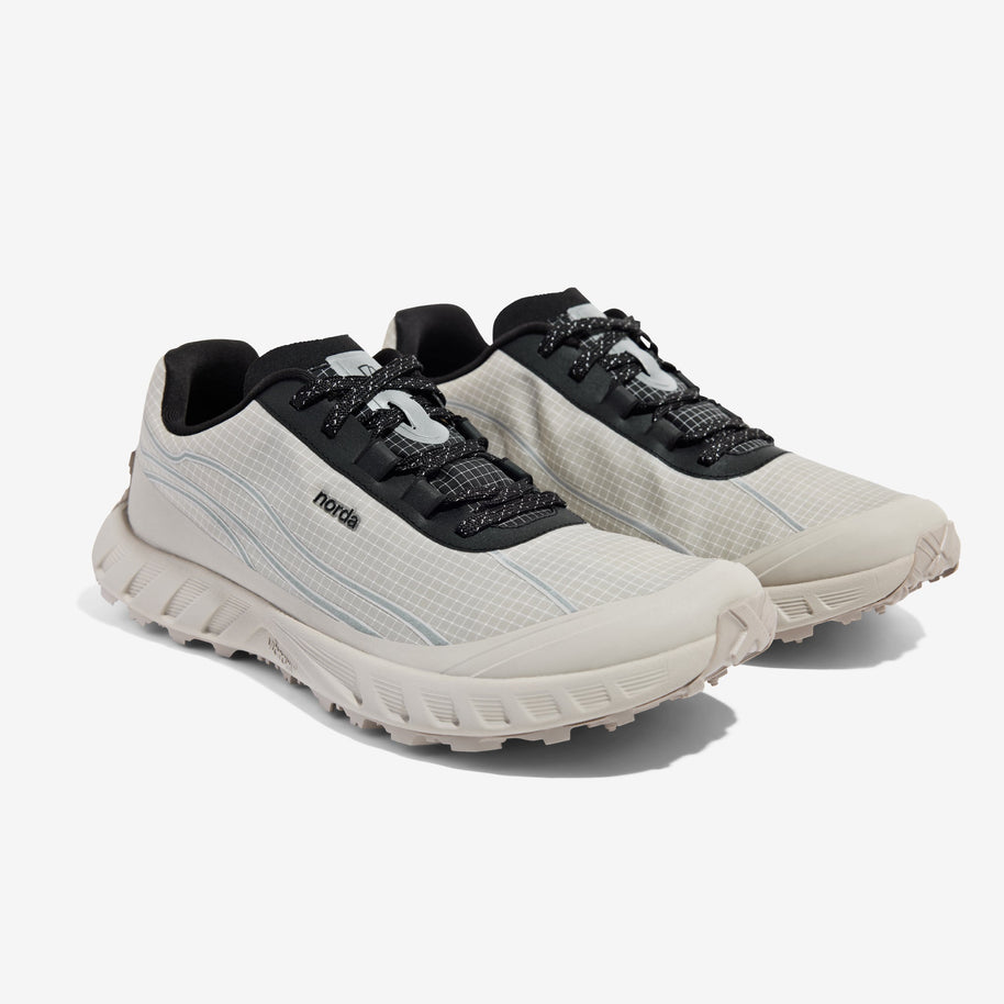 002 Core - Men by Norda in light beige and black, responsive trail running shoe with bio-based Dyneema® for technical terrain and ground feel
