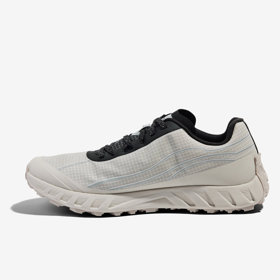 002 Core - Men by Norda in light beige and black, bio-based Dyneema® trail running shoe with low stack height for technical terrain in Canada