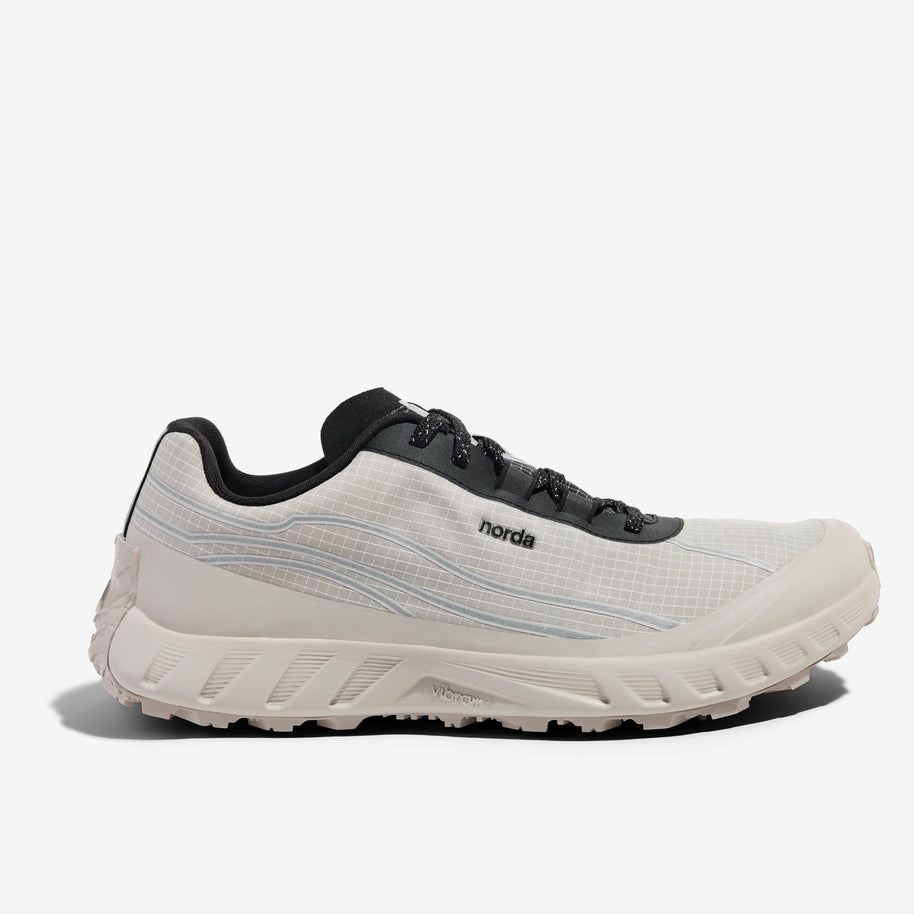 002 Core - Women by Norda in light beige and black, responsive trail running shoe with bio-based Dyneema® for technical terrain and low stack height
