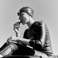 Solid C 160 by Maurten in black and gray, nutrition bar designed for runners and swimmers as quick fuel during training or races