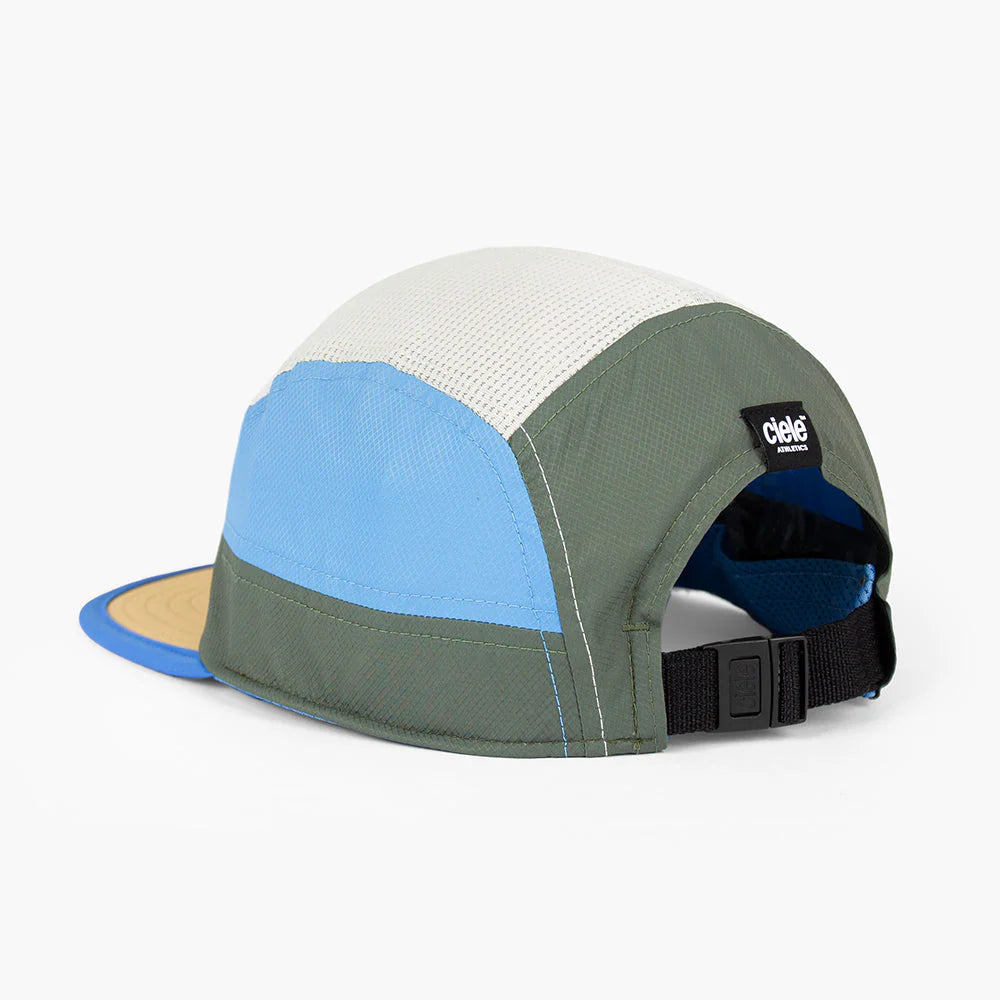GOCap - Field - IconicBar by Ciele in green, blue, and white with Coolmatic Plus Flowmesh for max ventilation, ideal for running and outdoor use