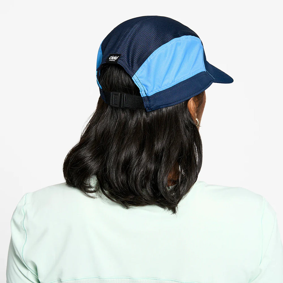 FSTCapSC - Classic by Ciele in navy and light blue with low profile fit, GOCap shaped brim, COOLmatic PLUS FLOWmesh for running in Canada