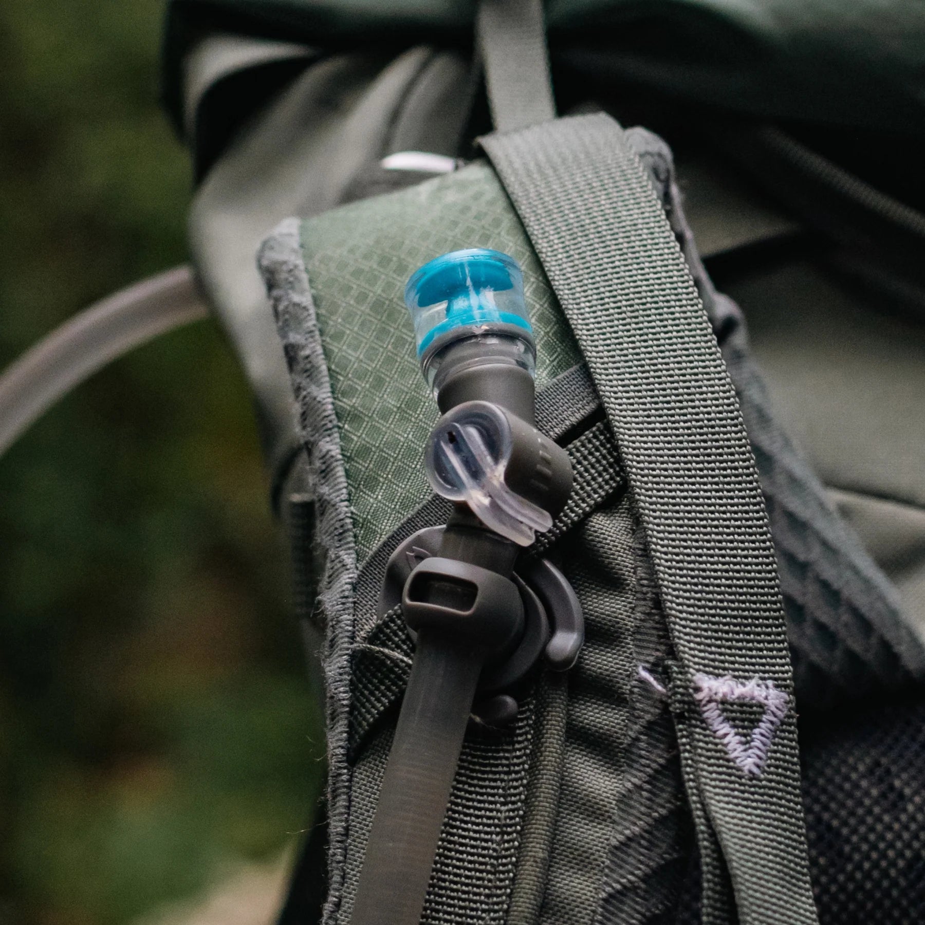 Comet Bite Valve by Hydrapak in blue and black with self-sealing valve and dust cover for leak prevention and hydration use